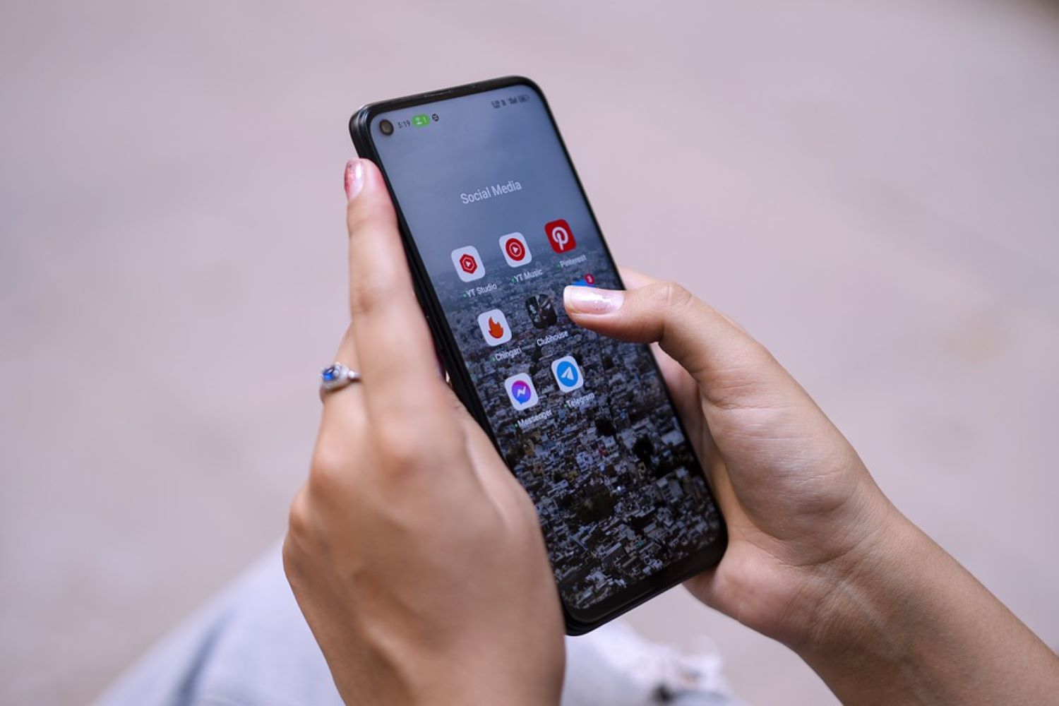 Risc mare de fraude online pe aplicațiile de mesagerie. Revolut anunță creștere cu 233%