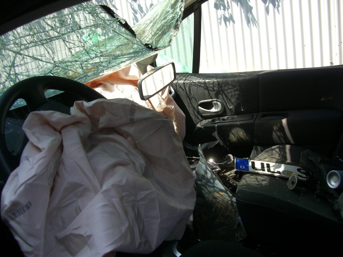 Viteza la care sar airbag-urile din maşină. Mulți șoferi fac o mare greșeală
