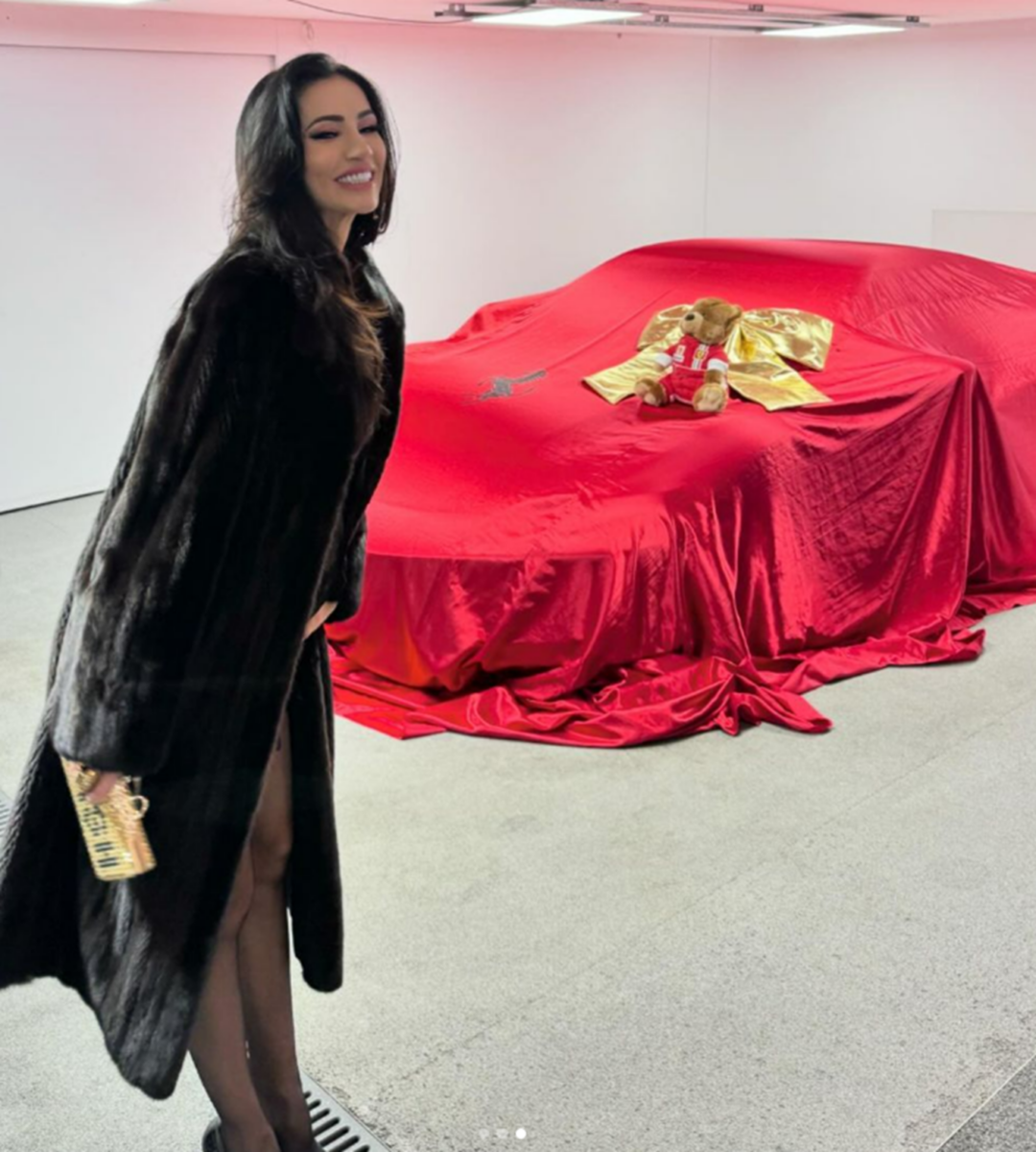 Andreea Sasu nu se mai ascunde. Vedeta le-a arătat tuturor un inel cu diamant. E sau nu de la Philip Plein?