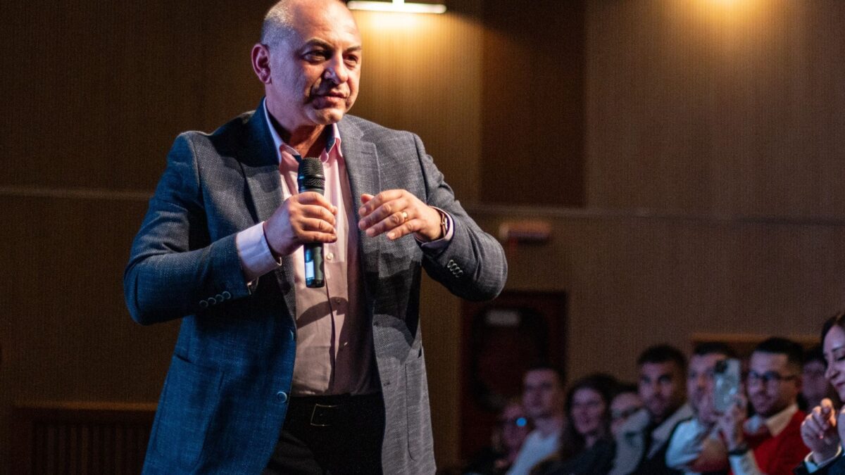 Medicul Cătălin Cîrstoiu, la pas prin București: Nu știu cine este Drulă. Am văzut un domn lipind niște afișe