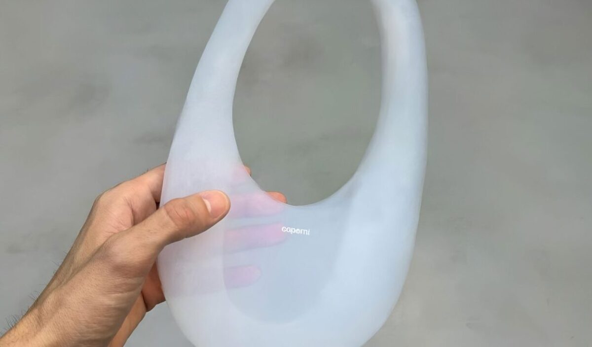 Cea mai ușoară geantă de mână din lume. Este 99% aer și cântărește câteva grame