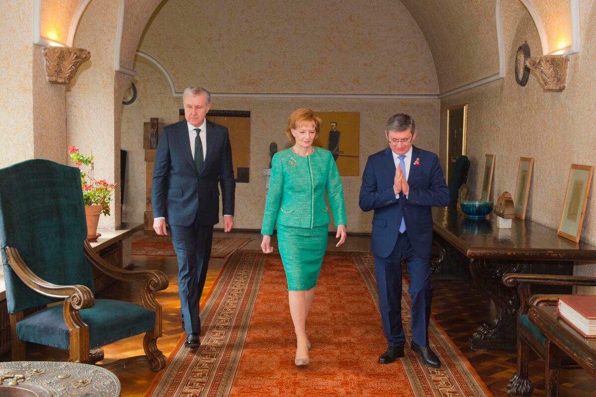 Președintele Parlamentului din Republica Moldova, primit de familia regală a României