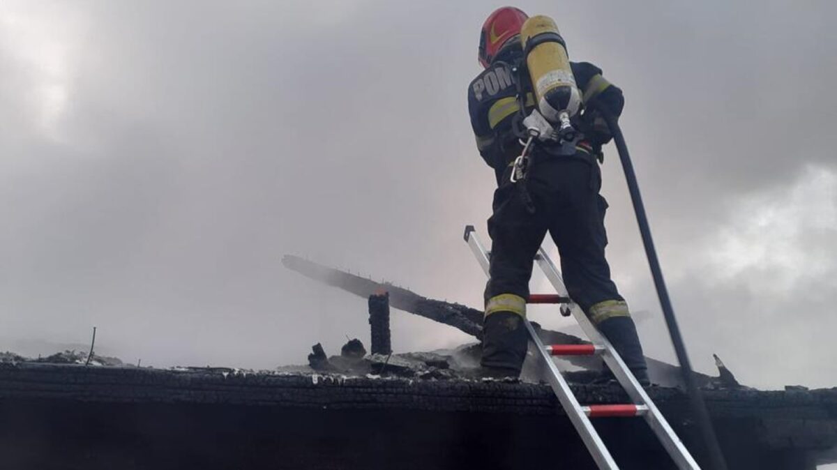 Un monument istoric, distrus de incendiu. Biserică de lemn arsă în totalitate