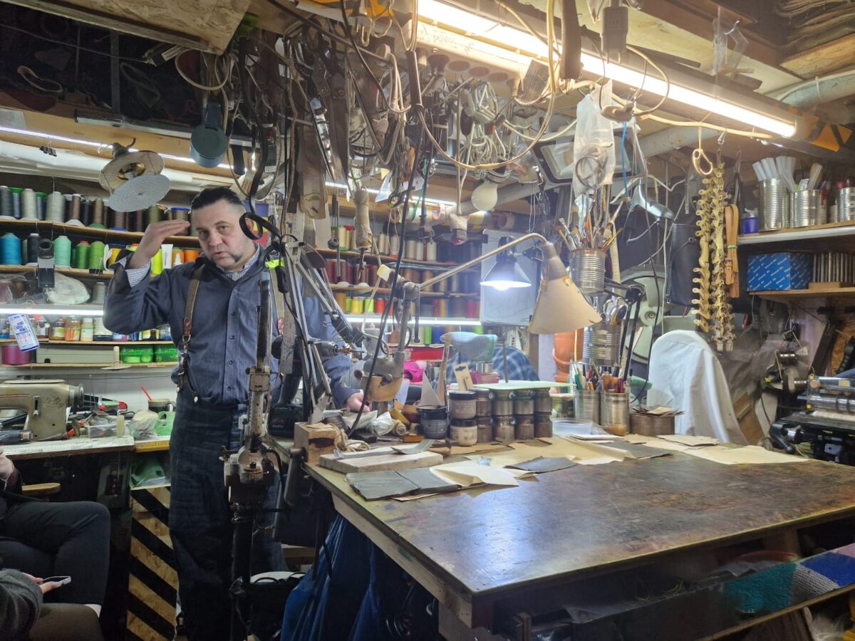 Provocările vieții de artist. Croitorie la comandă cu designerul Matei Corvin