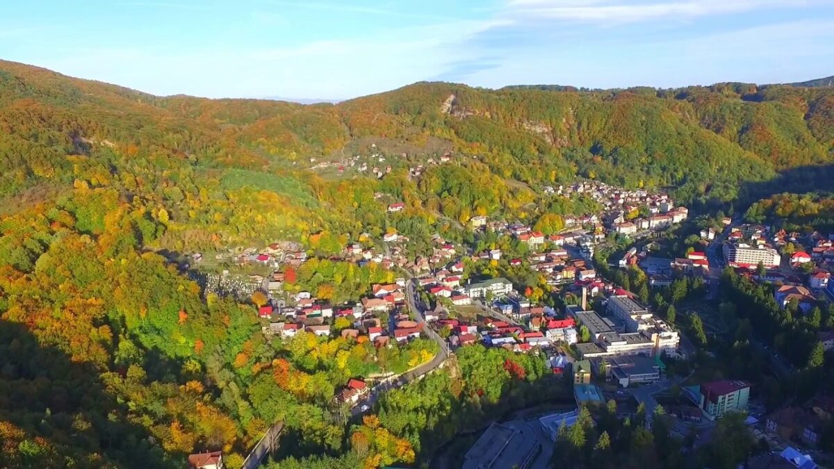 Satul în care se refugia Nicolae Ceaușescu, de o frumusețe rară. Ce îi fascinează pe turiști