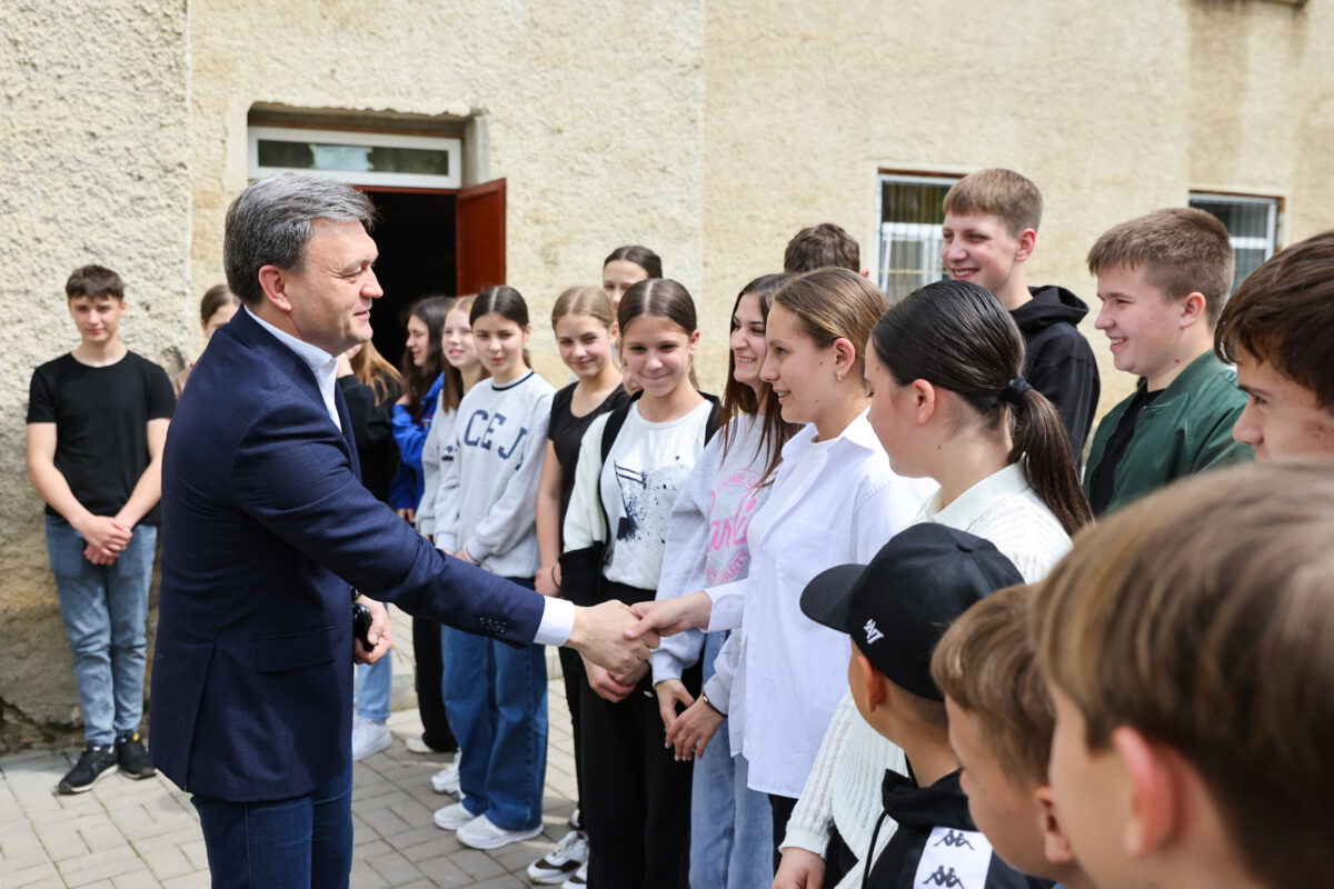 Premierul Dorin Recean a vizitat ansamblul „Hecenii” din Heciul Nou, Sângerei. Va fi construit o sală modernă de dans