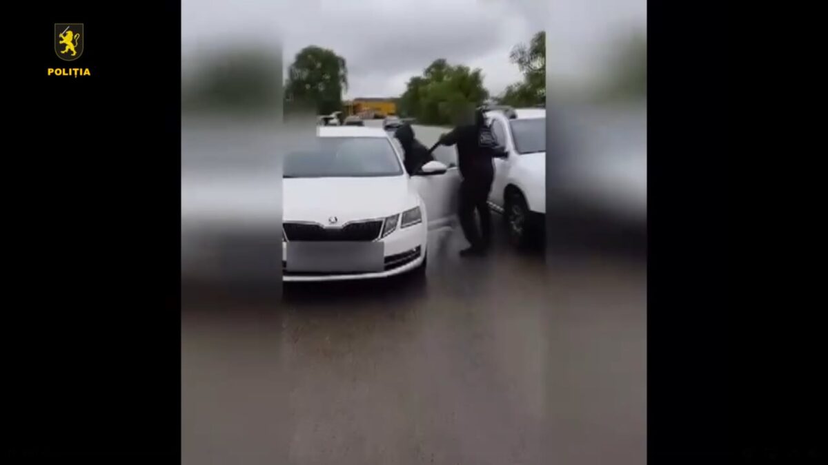 Violență în familie. Și-a bătut concubina, apoi a încercat să fugă