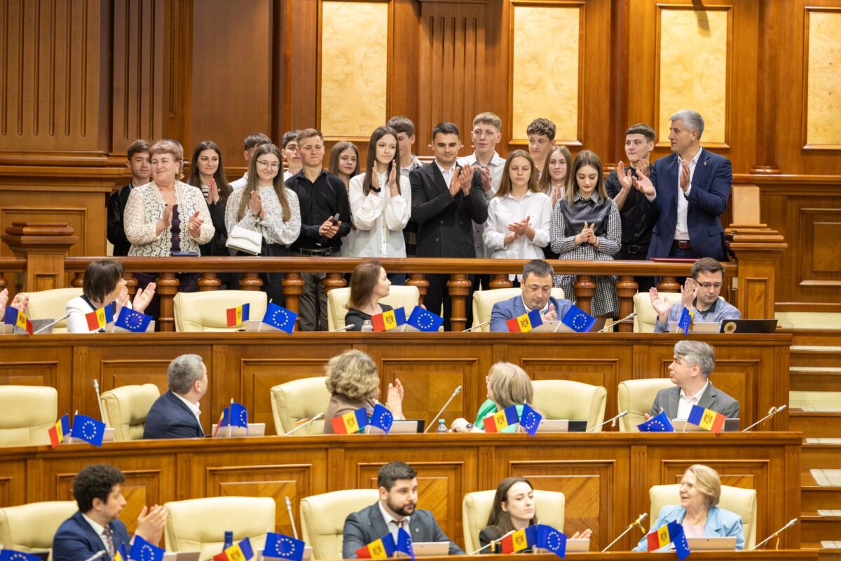 Pentru promovarea tradițiilor naționale românești, ansamblul „Hecenii”, decorat cu Diploma Parlamentului