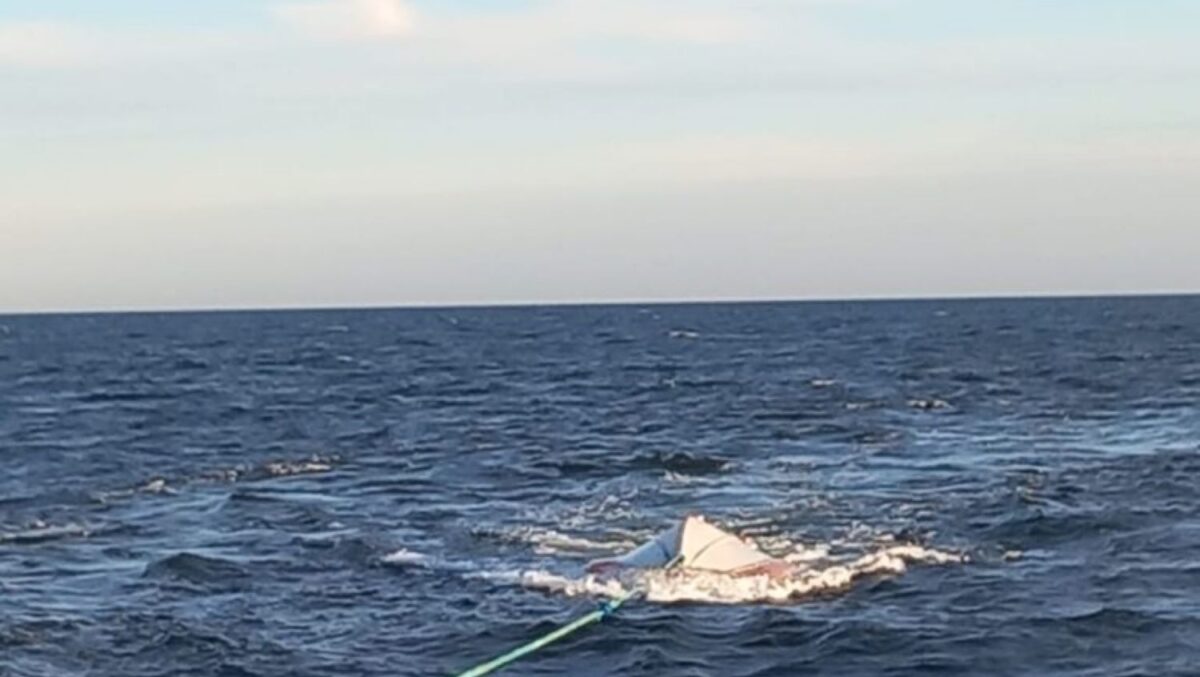 Ambarcațiune răsturnată în Marea Neagră. O navă ARSVOM, în misiune de căutare a pasagerilor. Foto