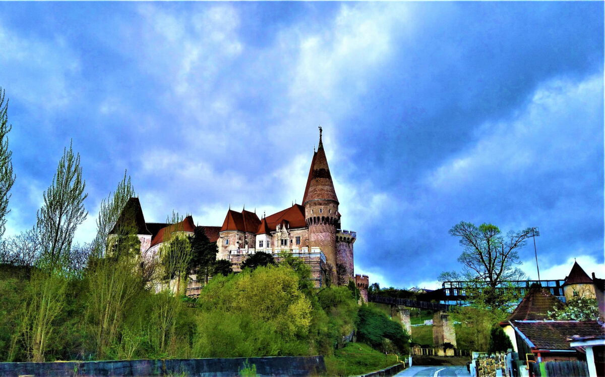 Castelul Corvinilor și poveștile ruinelor din jurul său