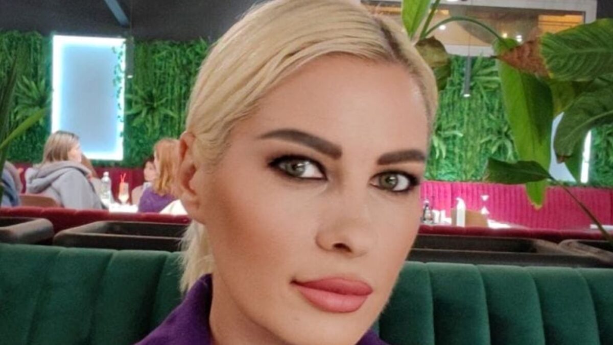 Diana Șoșoacă, ironizată de „blonda lui Silvestru”: „Tu, 136 kg în viu. Eu, frumoasă, deșteaptă, sexi”