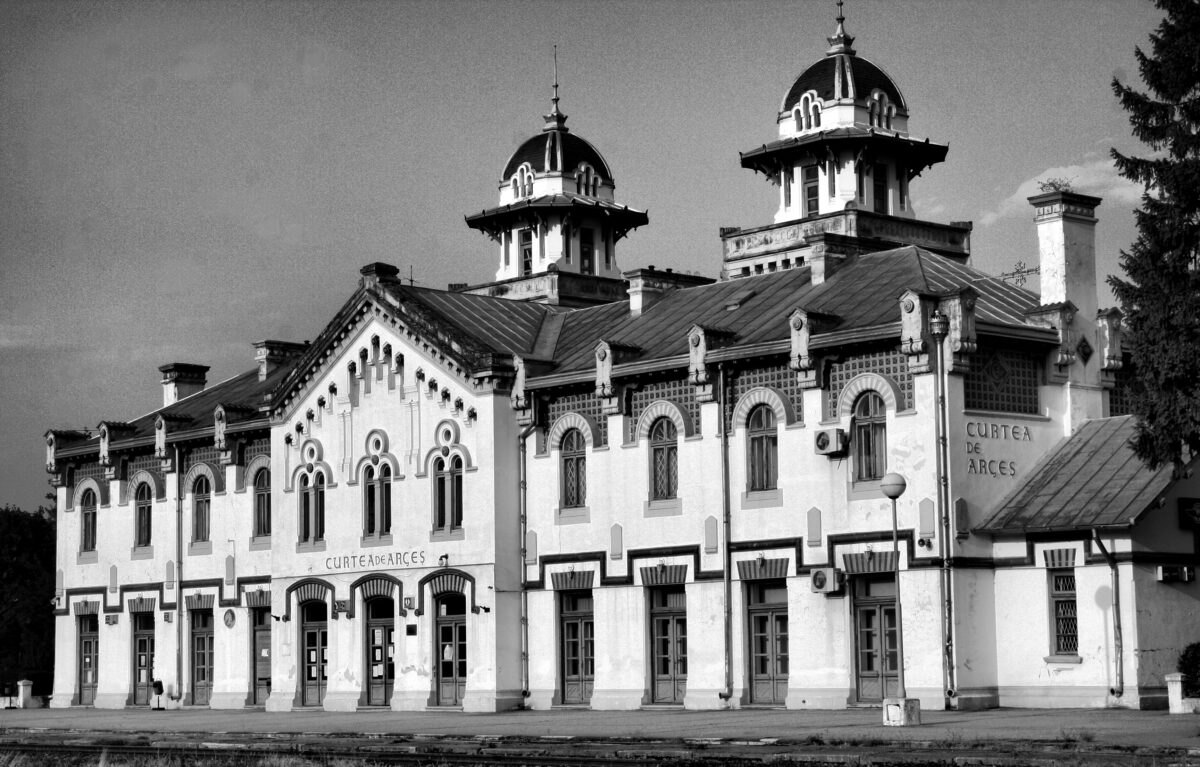 Gara din Curtea de Argeș, o adevărată bijuterie arhitecturală, va fi reabilitată