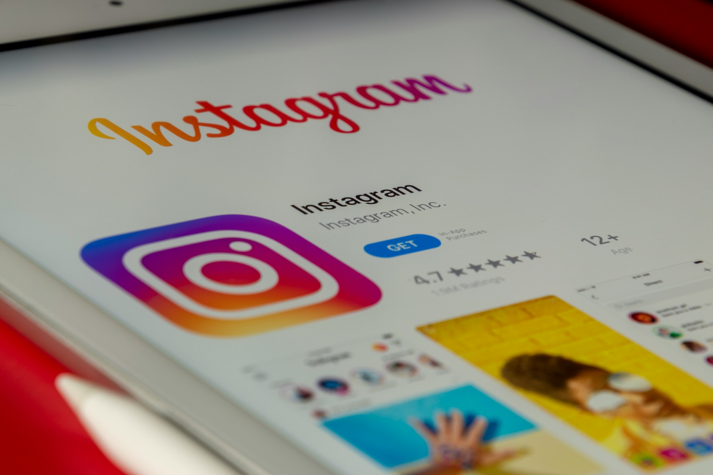 Instagram va alerta părinții dacă fiul sau fiica lor caută informații despre sinucidere. Unde vor fi trimise notificările