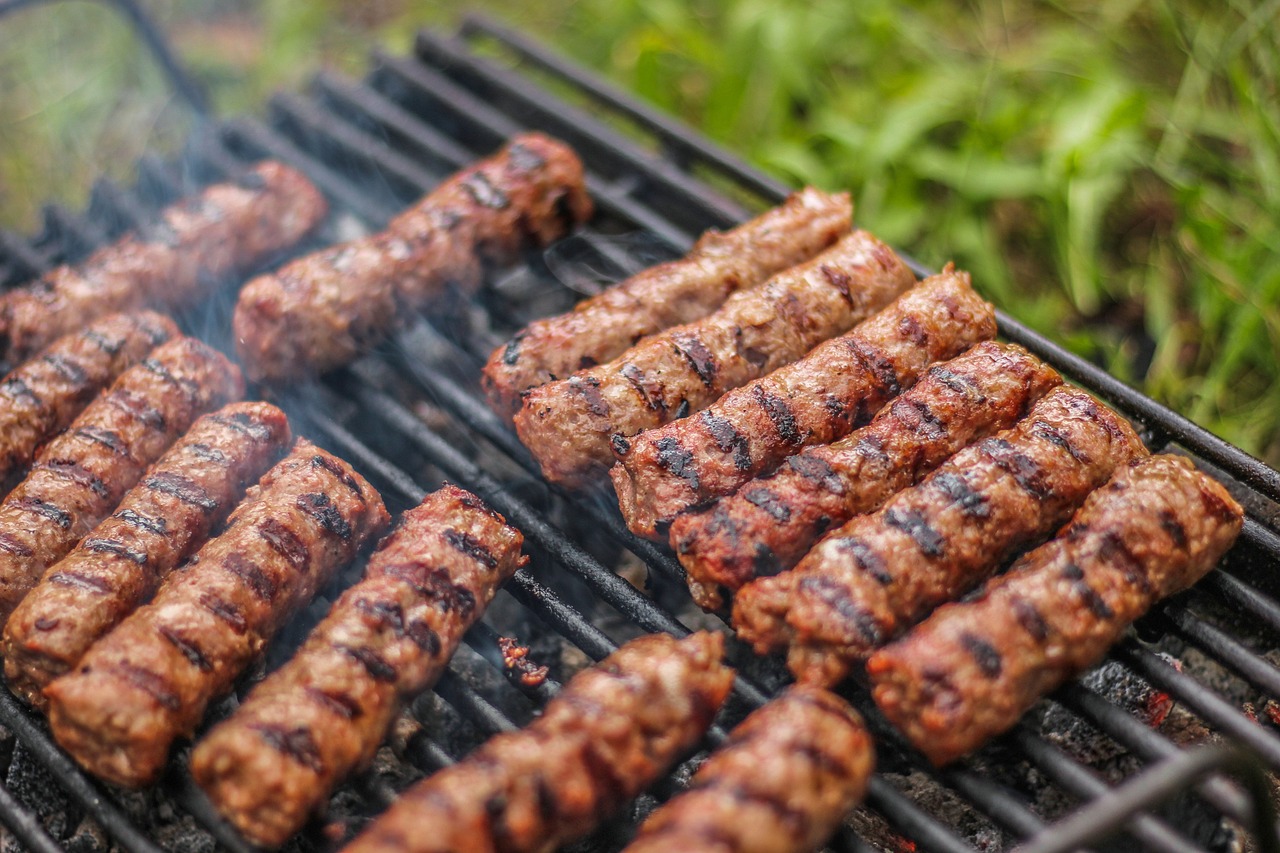 Cum au transformat românii kebabul otoman în cel mai apreciat fel de mâncare: micii. Din Istanbul la București