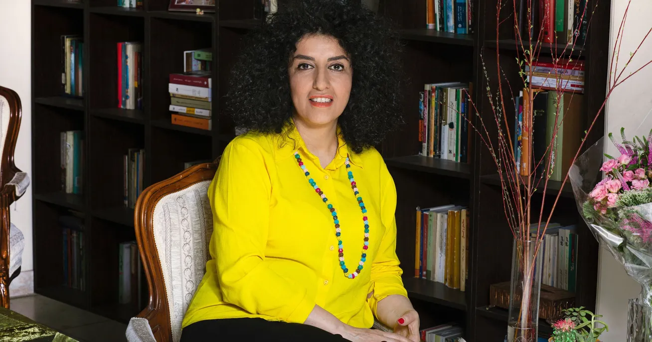 Laureată a Premiului Nobel pentru Pace, condamnată la șase ani de închisoare în Iran. A omagiat un avocat mort