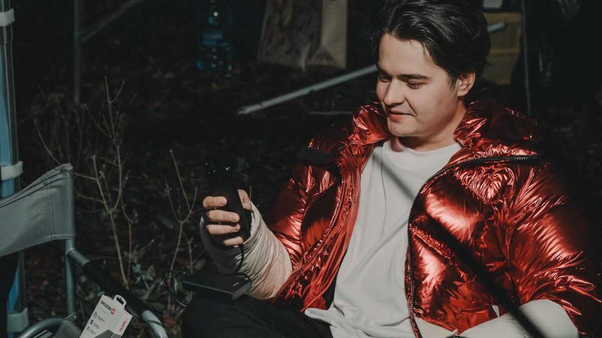 Selly se pregătește de lansarea filmului Buzz House. Producția l-a lăsat cu o „gaură” în buget