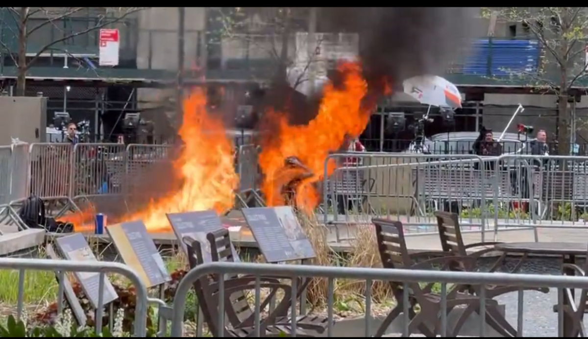 Incident în fața tribunalului în care se judecă procesul lui Donald Trump. O persoană și-a dat foc