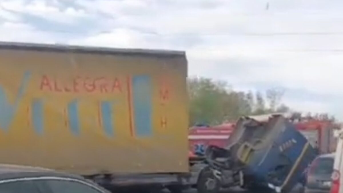 Trafic blocat la intrarea în Costinești. Accident rutier grav între un TIR și un autoturism