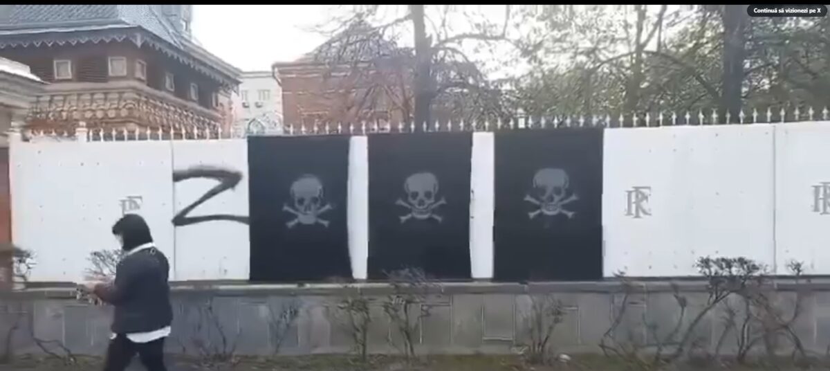 Simbolul invaziei ruse în Ucraina a apărut pe gardul Ambasadei Franței din Moscova. Mesajul sună a amenințare