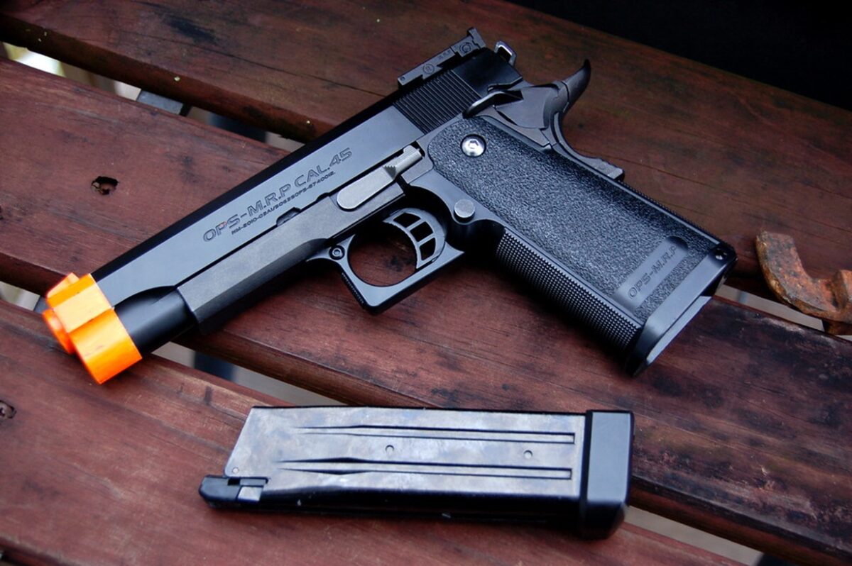 Tineri reținuți pentru că ar fi tras cu o armă de jucărie într-un bărbat