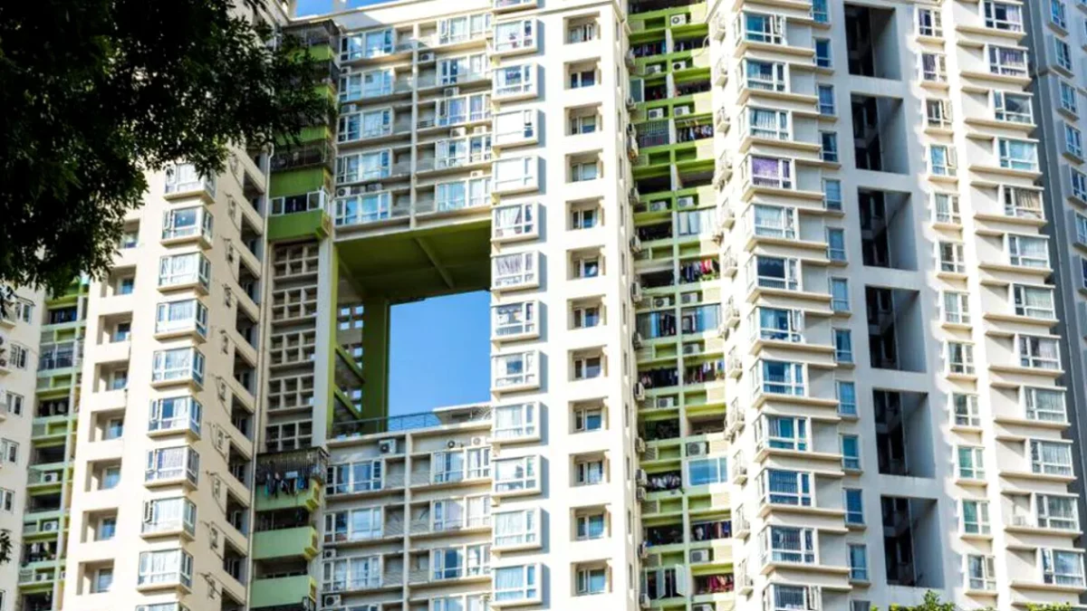 Povestea blocurilor cu găuri în mijloc. Arhitectură aparte cu misticism și creaturi unice