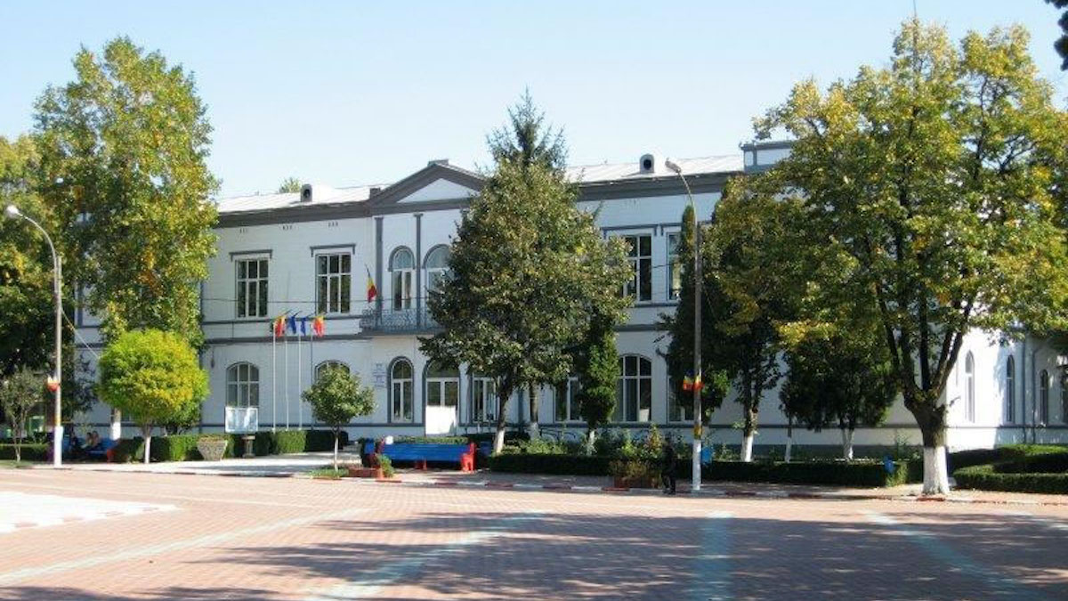 Cel mai urât oraș din România. Gropi, spărturi, nimeni pe afară