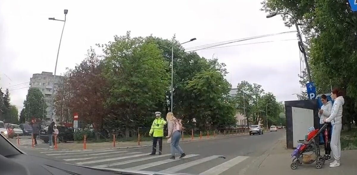 Pieton amendat de Poliție după ce a trecut pe zebră