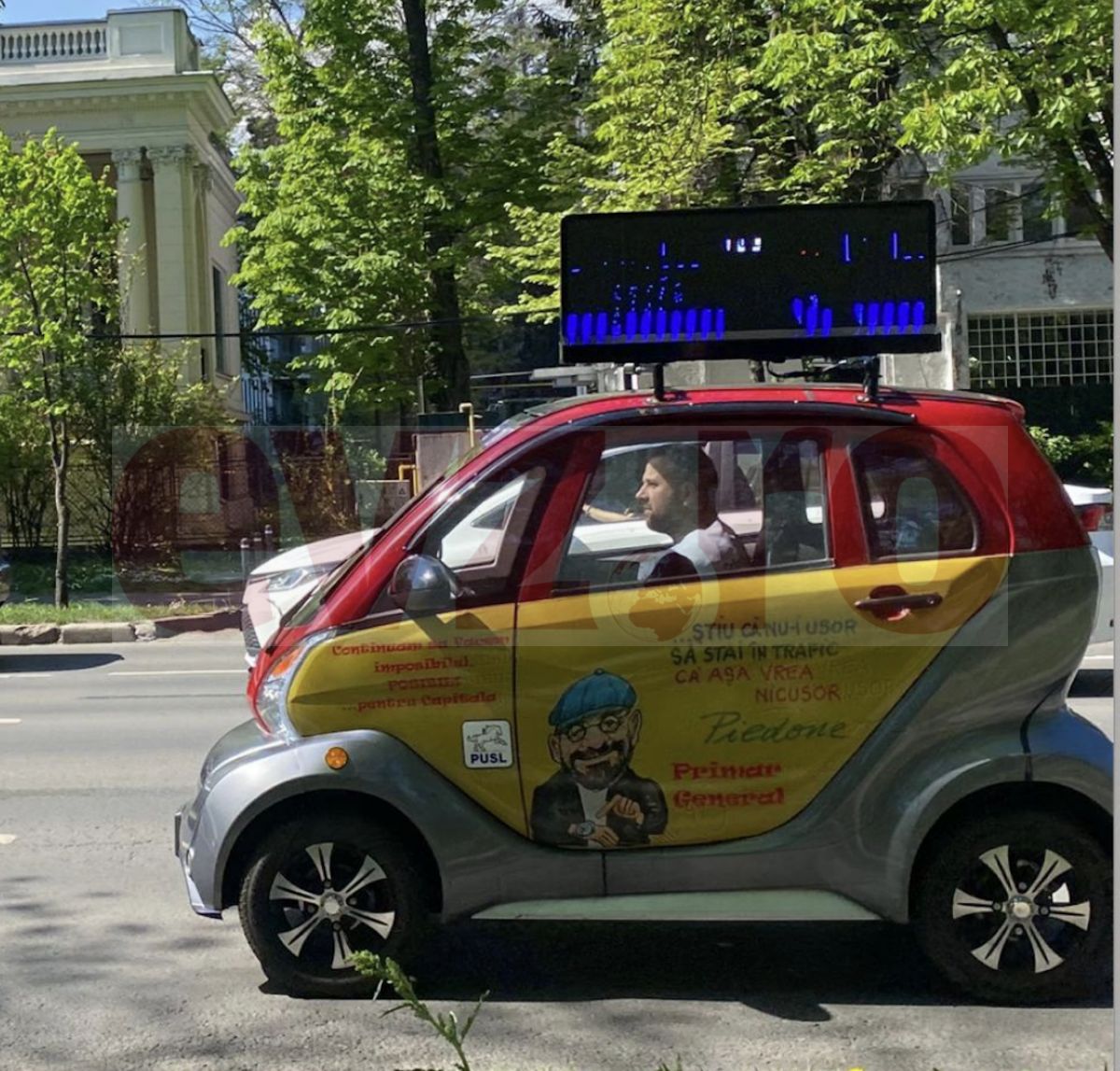 Exclusiv. Mașinuțele caraghioase care-l promovează pe Piedone în București. Foto