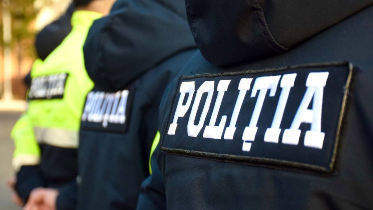 Polițist prins băut la volan. A intrat cu mașina într-un șanț