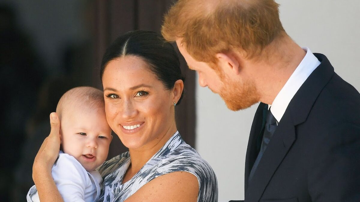 Imagini în premieră cu Archie învățând să schieze alături de prințul Harry, publicate de Meghan