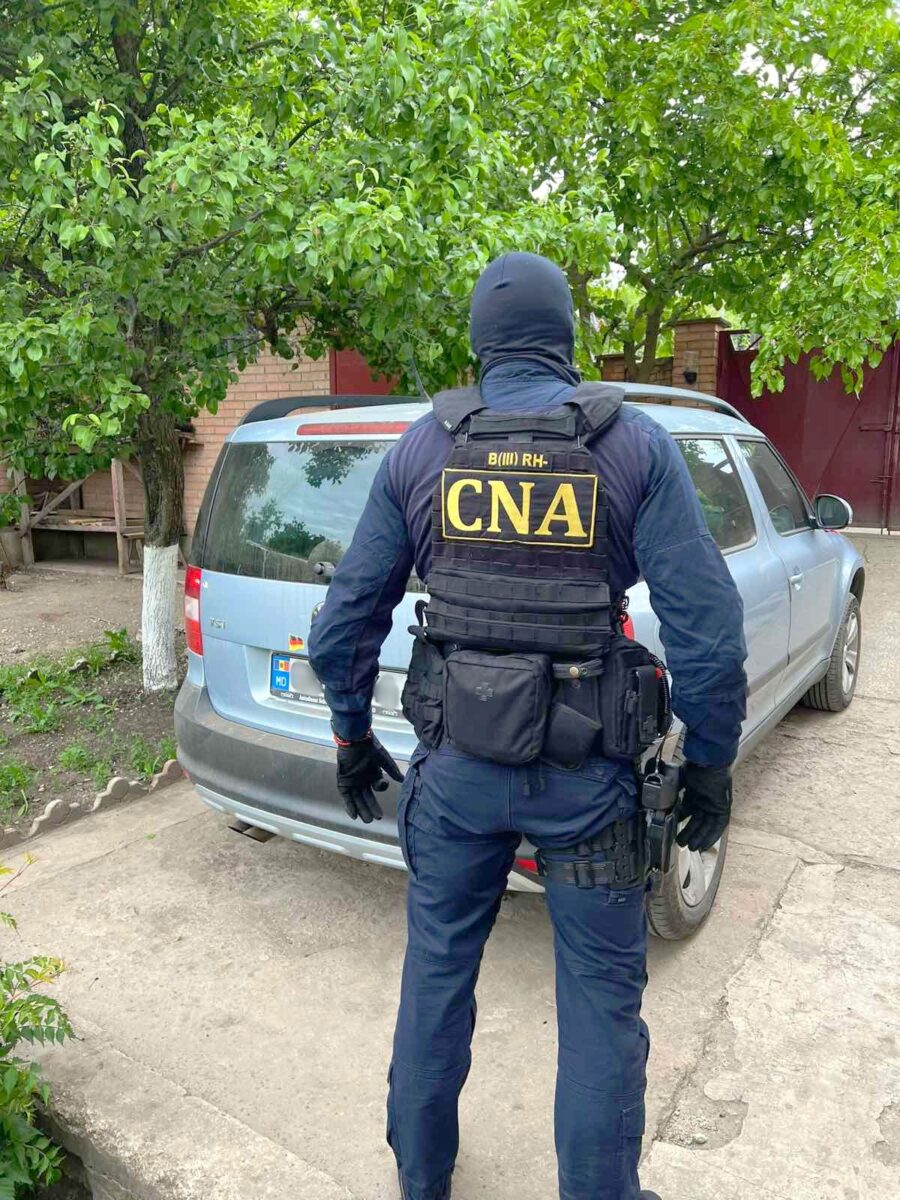 Doi reținuți într-un dosar CNA de trafic de influență