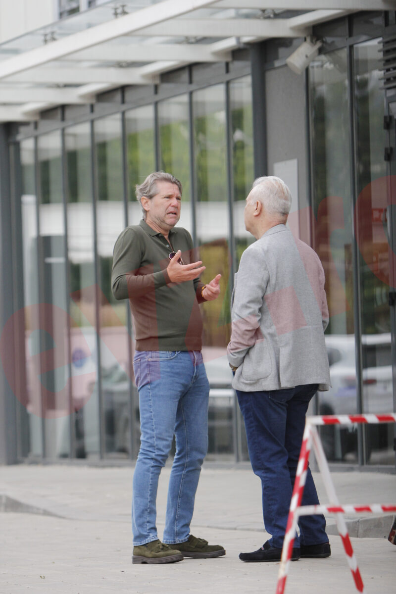 Anghel Iordănescu și Florin Răducioiu, baie de fani. Cei doi au dat autografe și au făcut poze în mijlocul Bucureștiului. Video