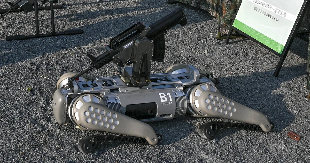 China comunistă se laudă cu un robot „câine de luptă”