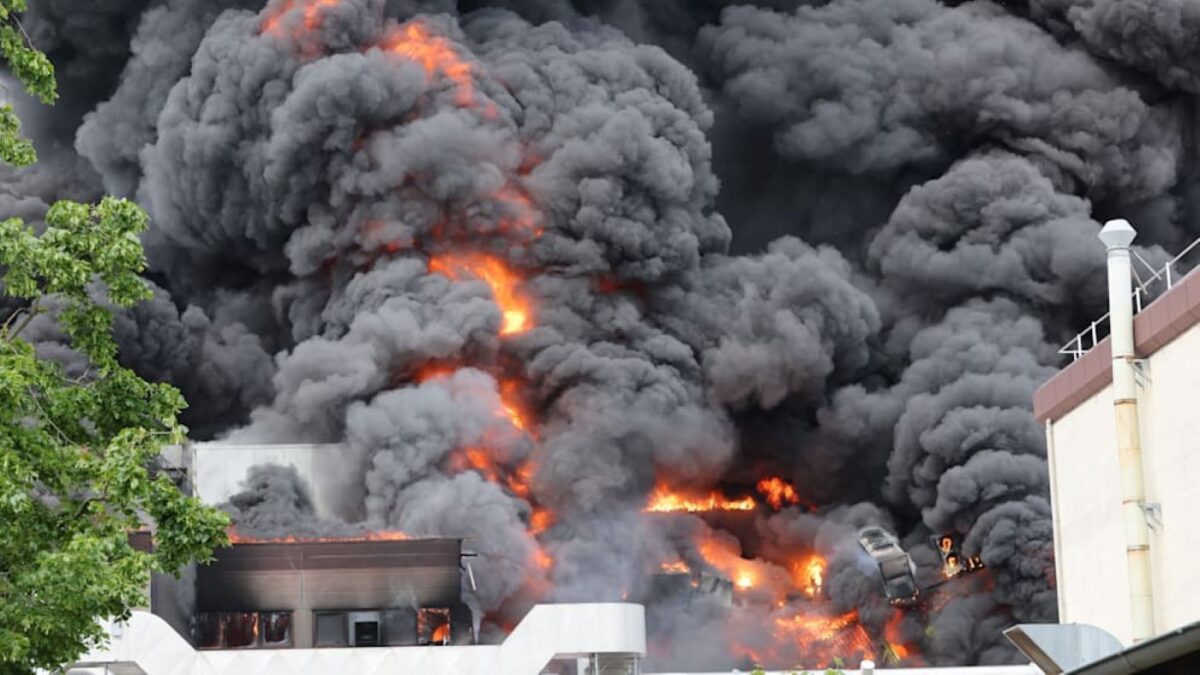 Incendiu uriaș la o fabrică de armament. Uzina produce sisteme de apărare pentru Ucraina. Video