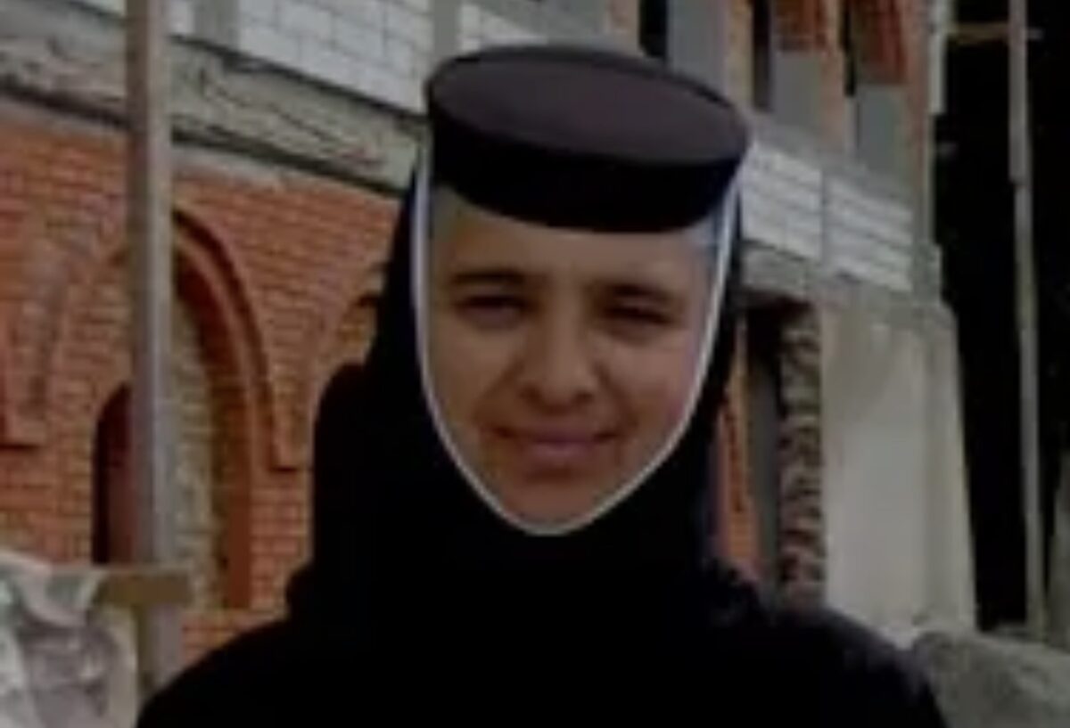 Percheziții la Măicuța Beatrice. Procurorii au găsit o macetă și mai mulți bani