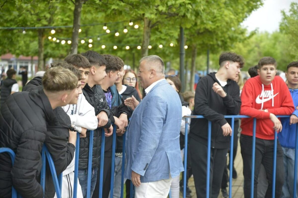 Un adolescent, prins de jandarmi cu o armă albă la un eveniment dedicat elevilor