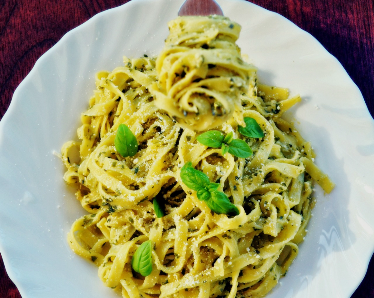 Paste cremoase cu usturoi, parmezan și spanac. Rețeta, gata în 20 de minute