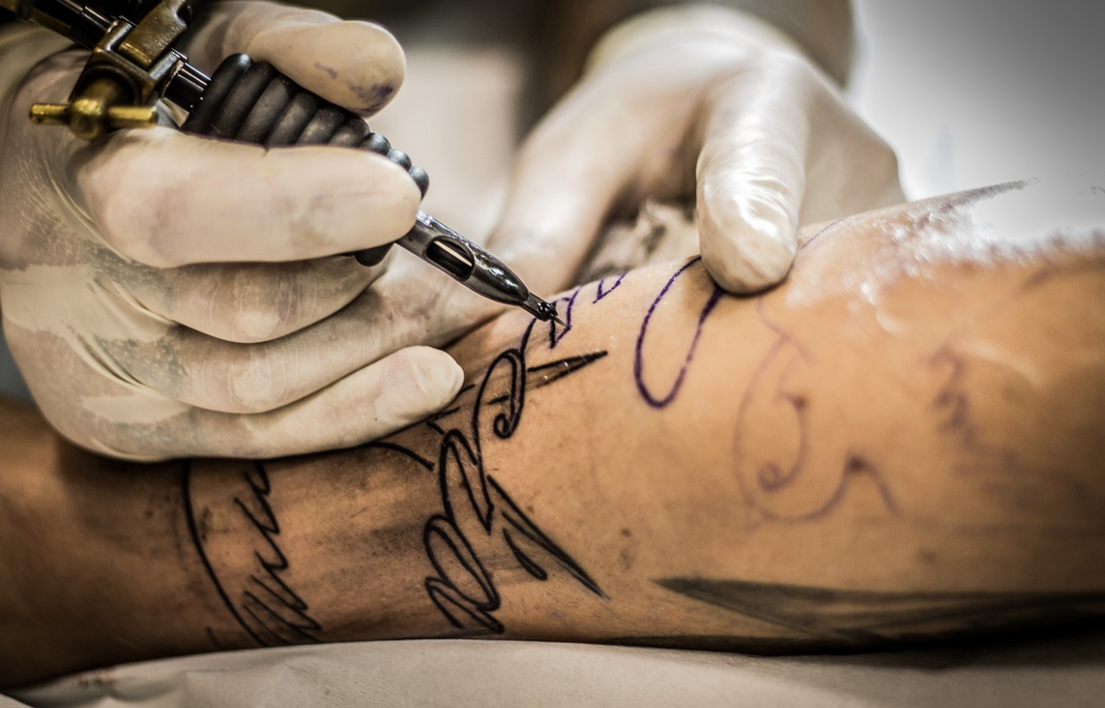 De ce se infectează unele tatuaje. Factorii ascunși care pun pielea în pericol