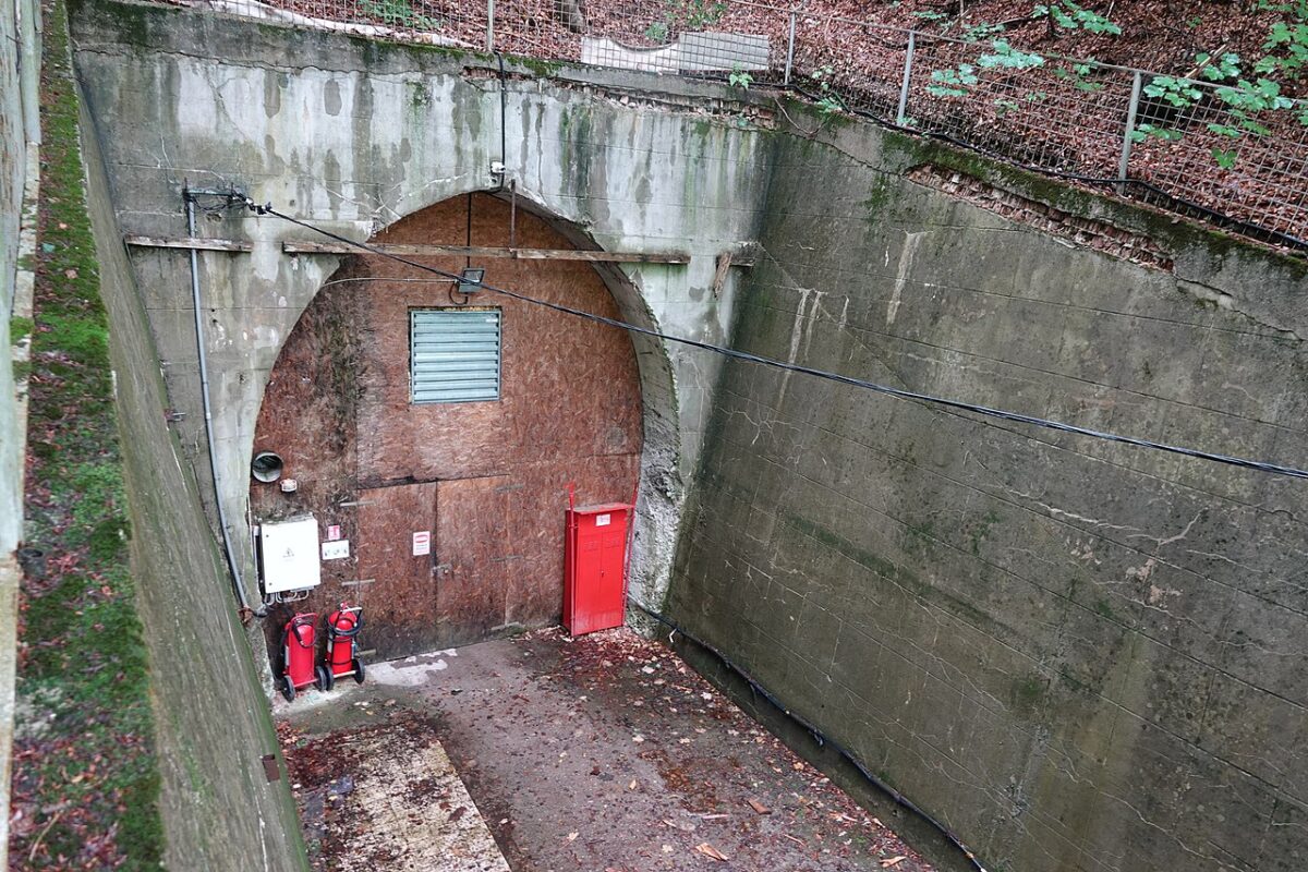 Misterul din inima Bucegilor. Poveștile din spatele intrării betonate în Tunelul Izvor. Video