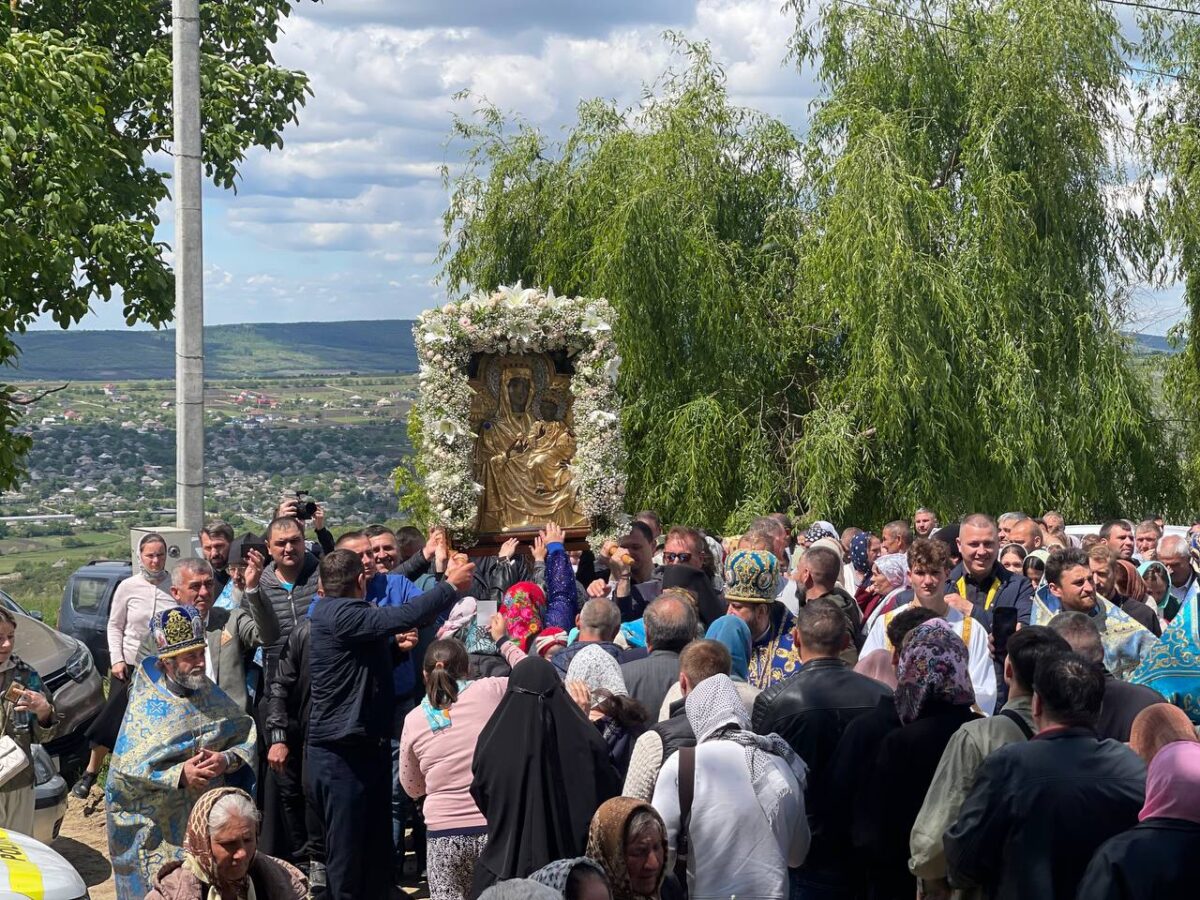 Procesiune cu icoana făcătoare de minuni a Maicii Domnului la Vărzărești, cea mai veche mănăstire din Basarabia