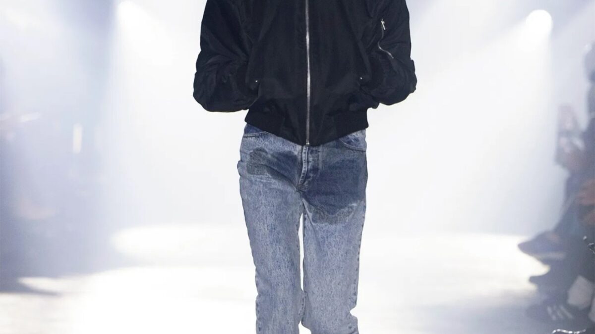 Noi tendințe în modă. Blugii pătați în dreptul șlițului stârnesc scandal