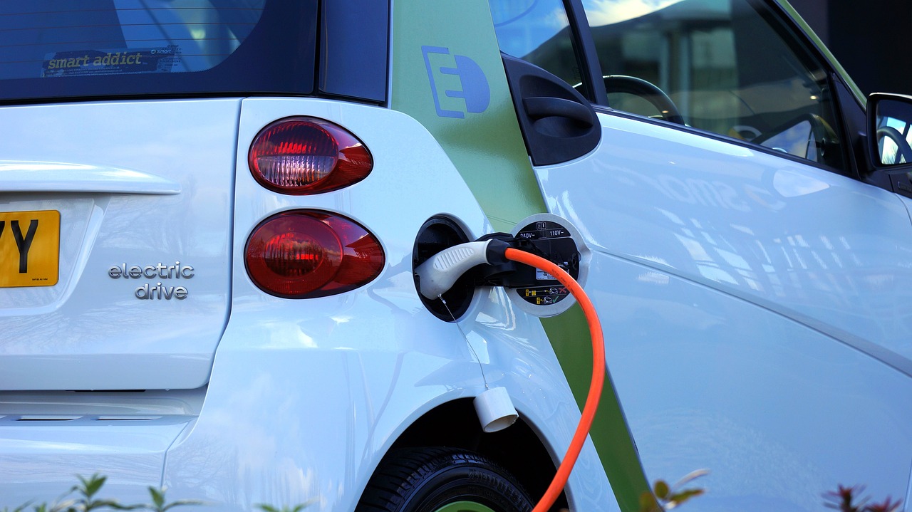 Criză de carburant în Rusia: Cozi uriașe la benzinării și explozie de vânzări la mașinile electrice