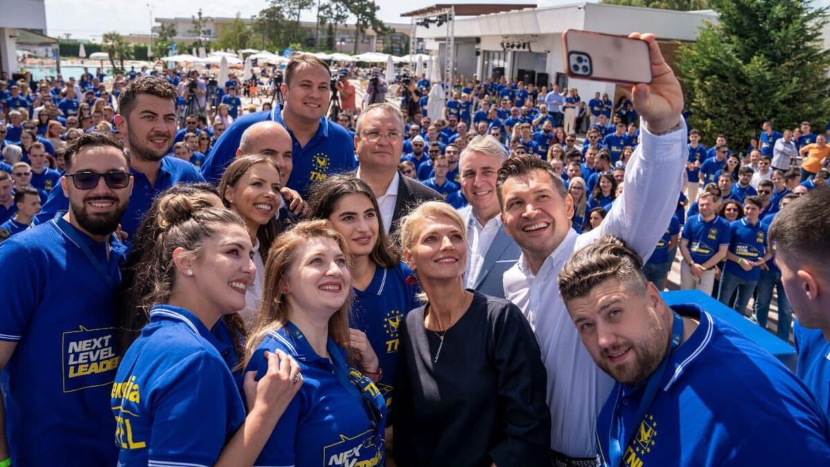 Nicolae Ciucă preferă compania tinerilor. Liderul PNL a rămas în sală la un eveniment de partid