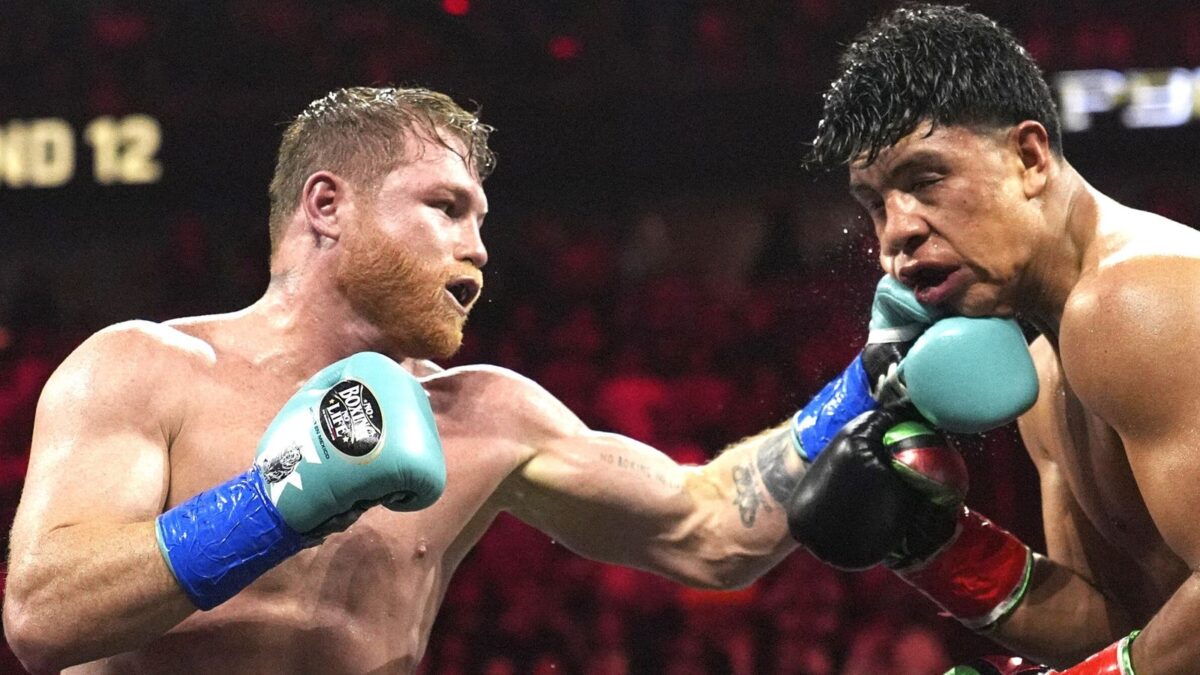 Box: Saul „Canelo” Alvarez își păstrează centurile la supermijlocie, după un meci câștigat la puncte