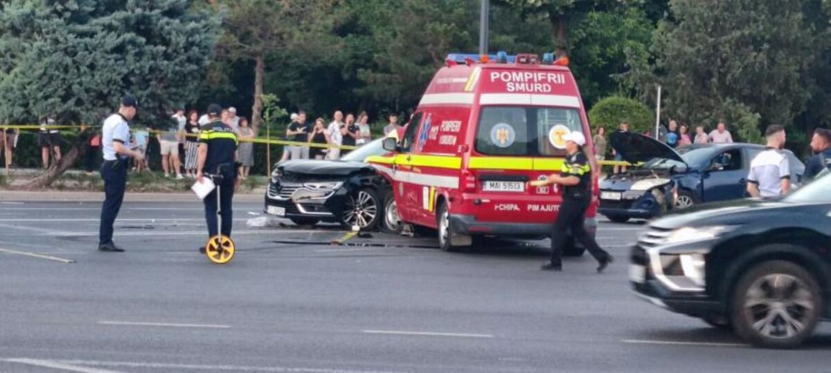 Trei mașini și o ambulanță SMURD s-au ciocnit. Trei victime, transportate la spital. Video/Foto