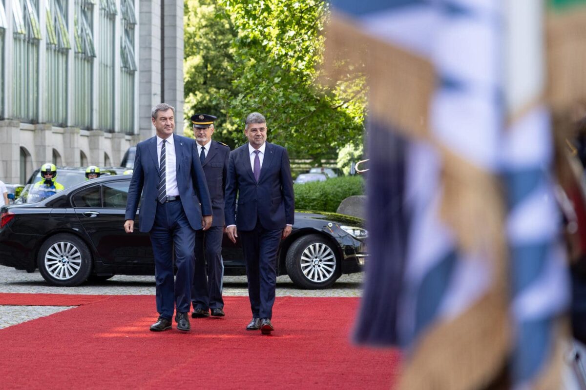 Marcel Ciolacu l-a invitat pe premierul Bavariei să viziteze Castelul lui Dracula, dar „nu pe lună plină”
