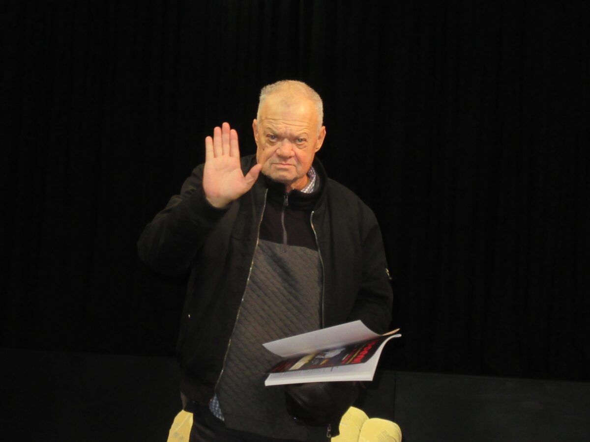 A murit scriitorul Denis Dinulescu. Avea 74 de ani