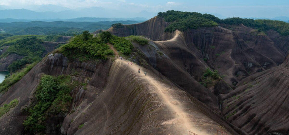 Muntele pe muchie de cuțit. Imagini spectaculoase cu Gaoqi Ling