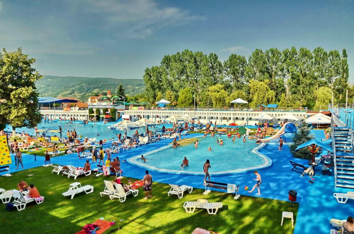 Stațiune unică în România, aglomerată de turiști. Beneficiile pentru care acest loc e luat cu asalt