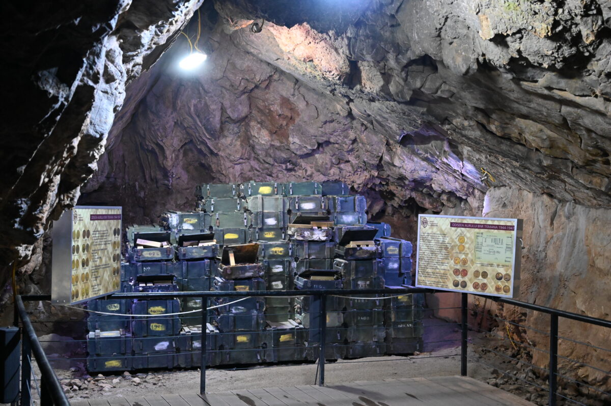 Cum a salvat România 242 de tone de aur zidindu-le într-o peșteră, sub nasul armatei germane și al spionajului sovietic